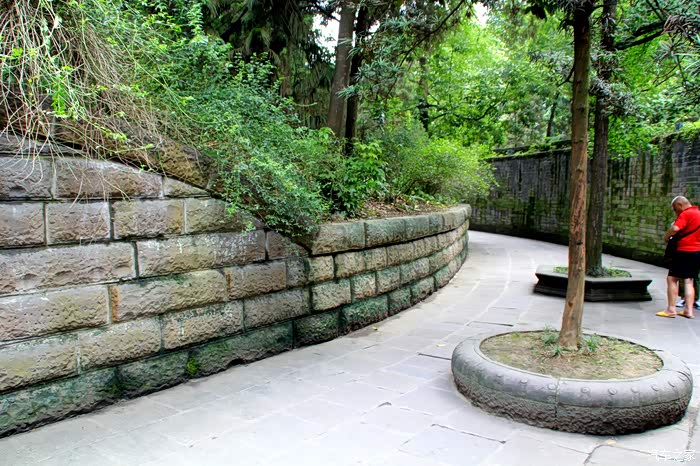 图中左侧被石条围起来的就是惠陵的陵墓