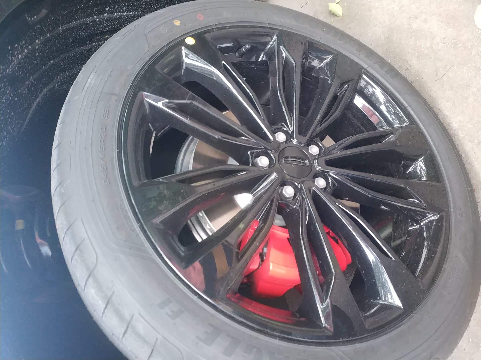 你看一下你的轮胎什么时候生产的,我的是18年33周