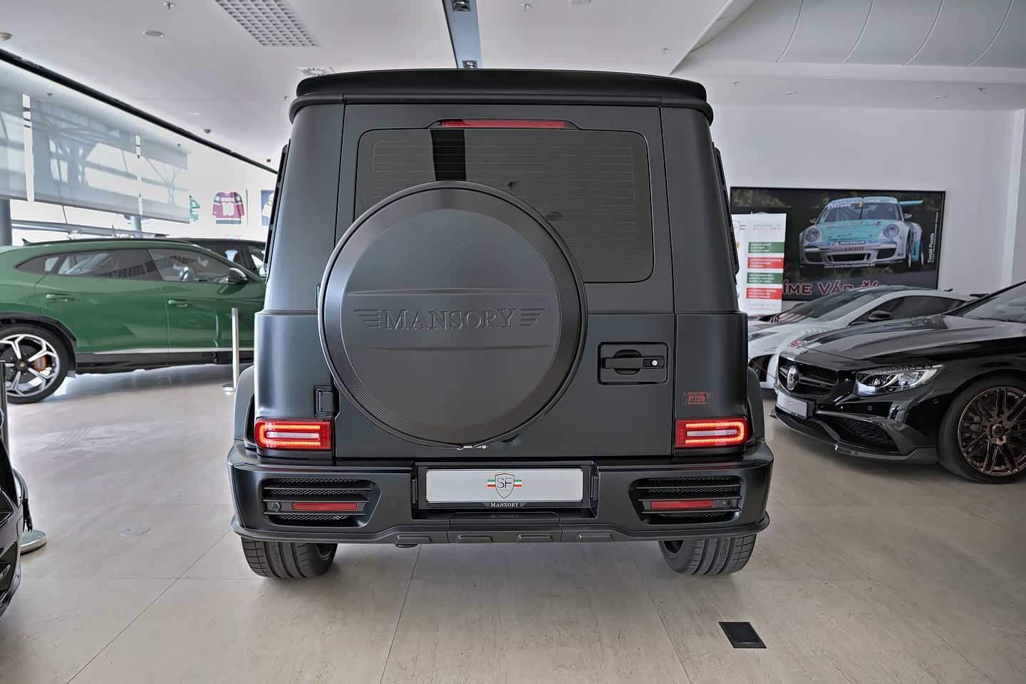 全黑车身的奔驰大g是最为战斗的样子.