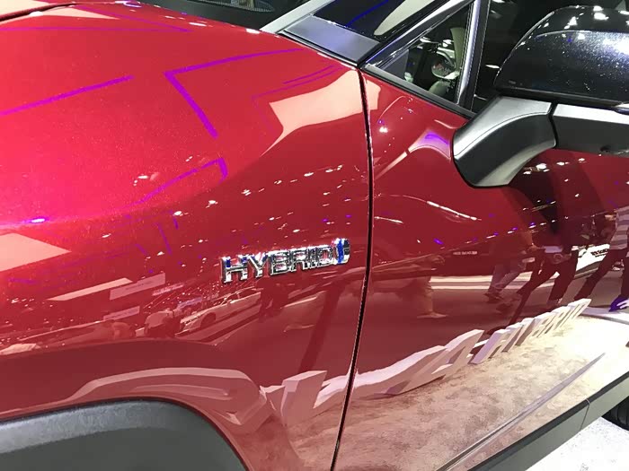 蓝色的车标告诉了我们他的混动身份,红色车身更加惊艳