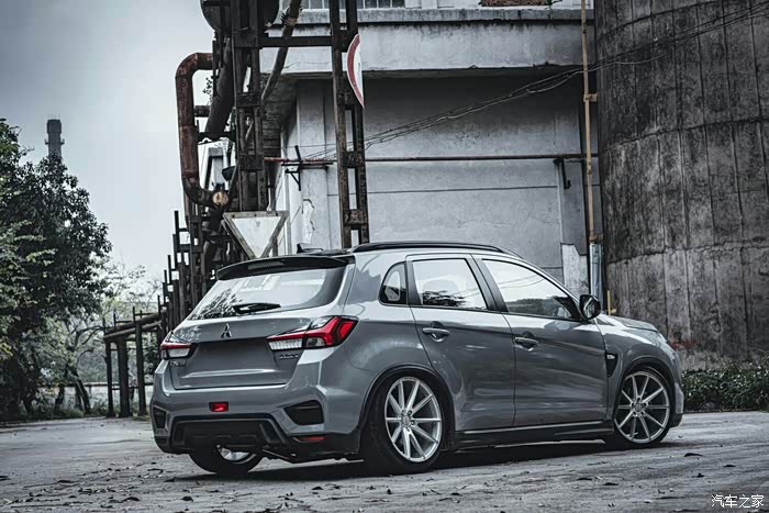 废弃工厂中的暗黑骑士新劲炫低趴改装美图鉴赏