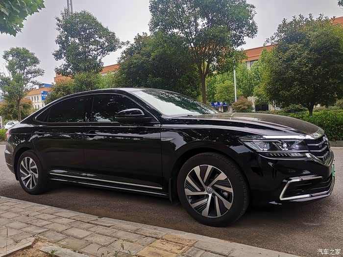 沉稳大气的车头,整车有股运动风,但其商务的灵魂犹在,当初选择这款车