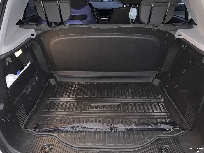 1418创酷后备箱实用设计盖板可以放置在座椅后面