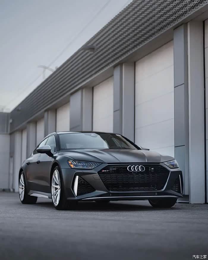 奥迪rs7sportback实车外观采用了哑光深灰色涂装