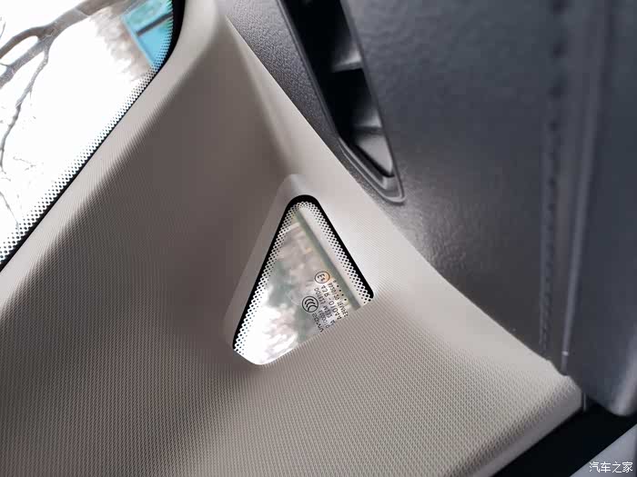 角窗还有个窗口,这样第视角就不会妨碍了,设计的到位啊.