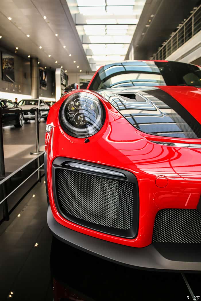 那天从保时捷展厅回来后,我做了一个梦(红黑911gt2rs)