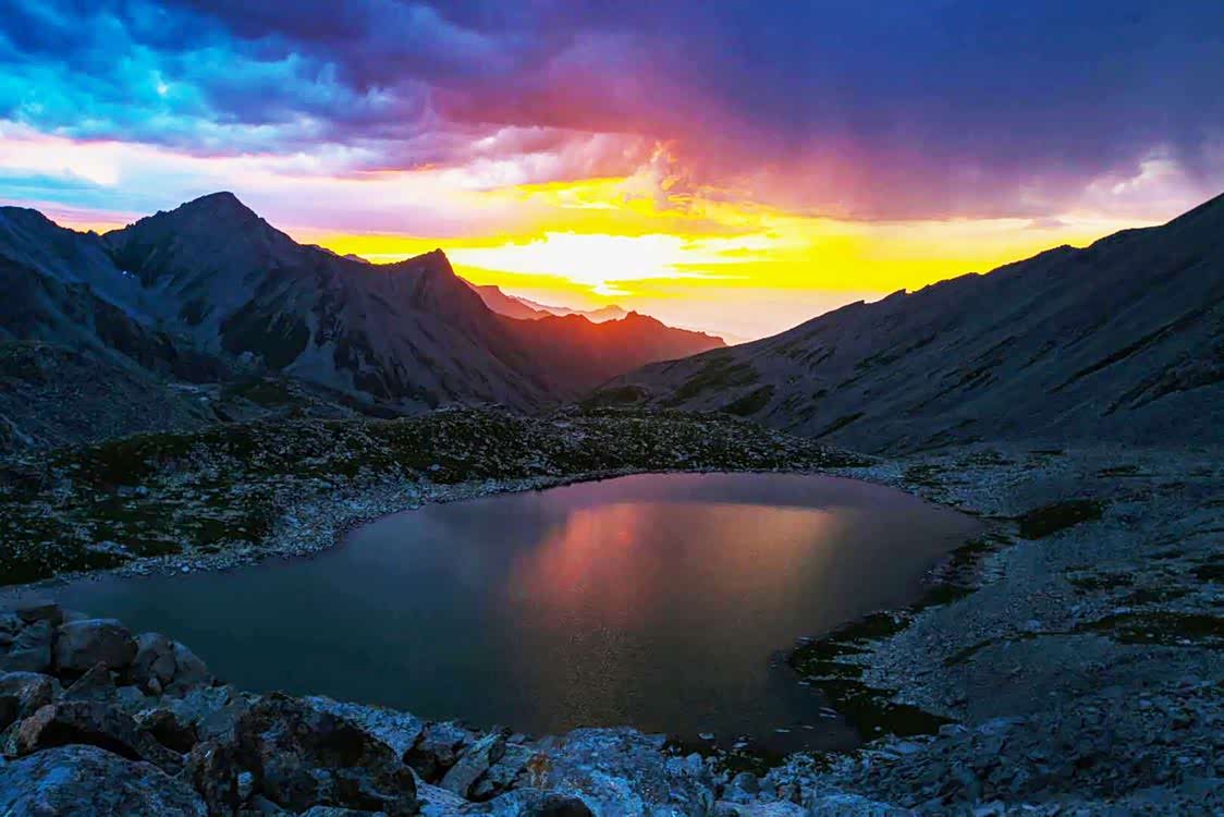 新疆特克斯县,琼库什台高山湖,天光云影共徘徊.