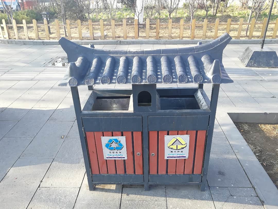 这里垃圾桶很有地方特色啊,中间那个洞应该放烟头吧.