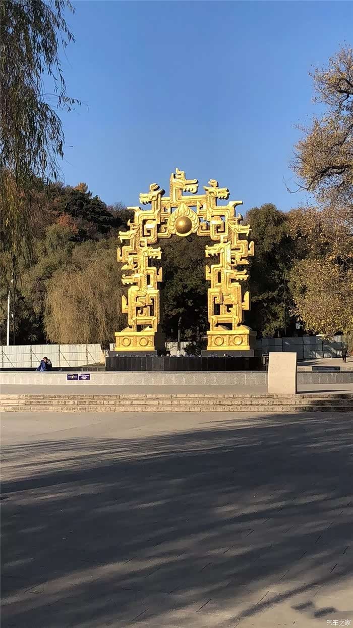 九龙门,九条龙互相交错盘结在一起,象征九龙腾飞状,不定时还会有喷泉.