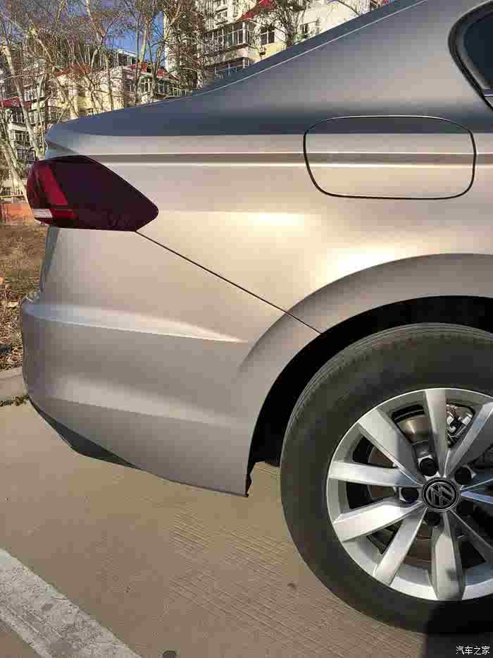 2020新款宝来海贝金后保险杠喷漆作业