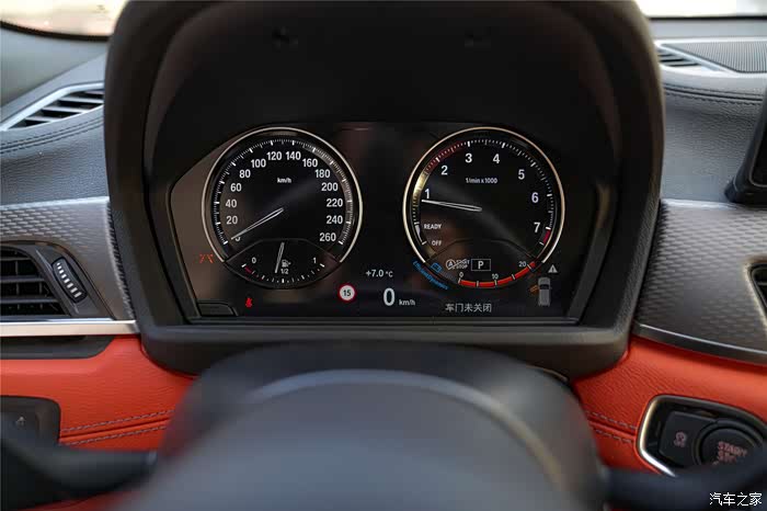 仪表盘,虽然是全液晶的,但还是耐看,也有点运动风.