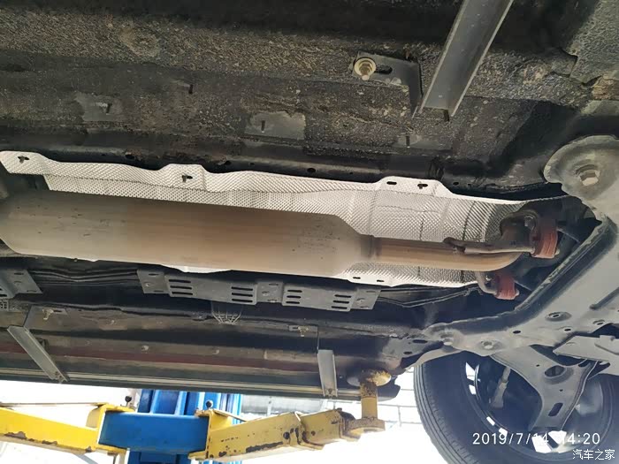 隔热装去,排气管离车底盘还是距离的,这隔热瓦有没有也没关系,不过