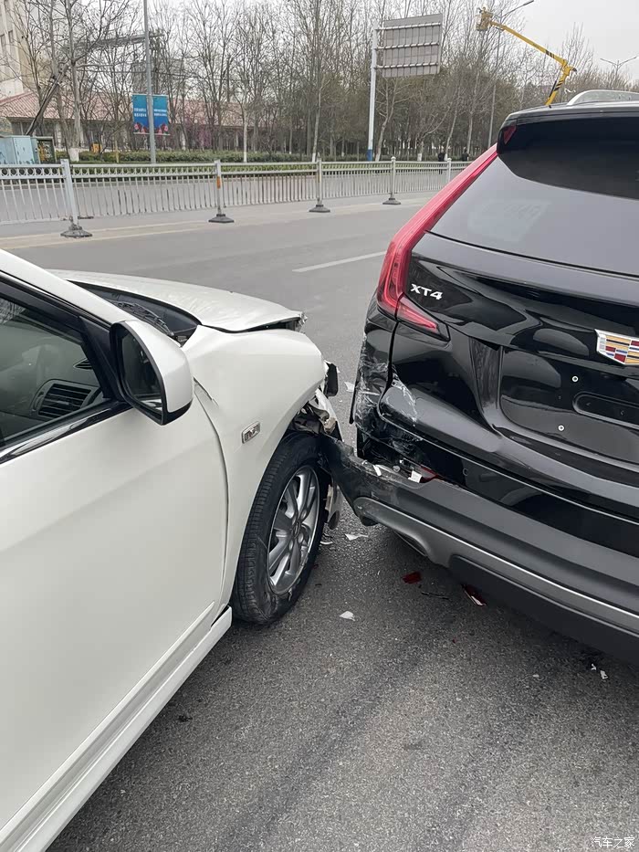 上牌路上被追尾烦