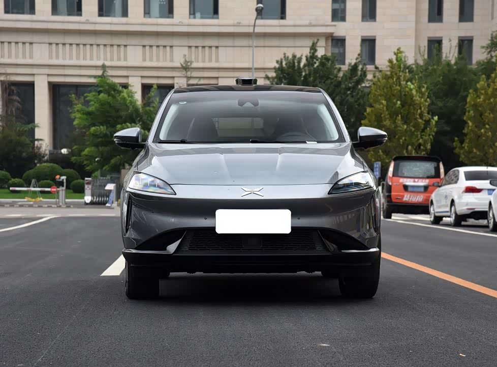 小鹏g3外观上那一定是帅气的很.特别是前脸构型,相当大气