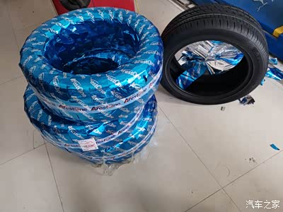 四条新轮胎,包装得还蛮不错的.