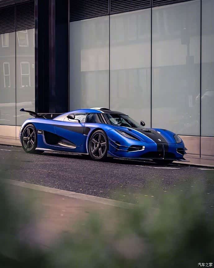 蓝色柯尼赛格koenigseggone1翘起的尾部更加炫