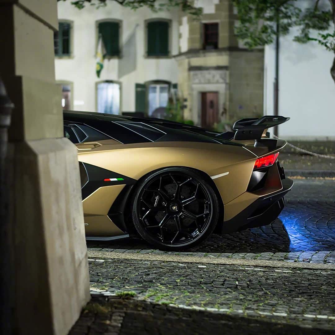 兰博基尼svj黑色魅影!这个颜色无敌了.