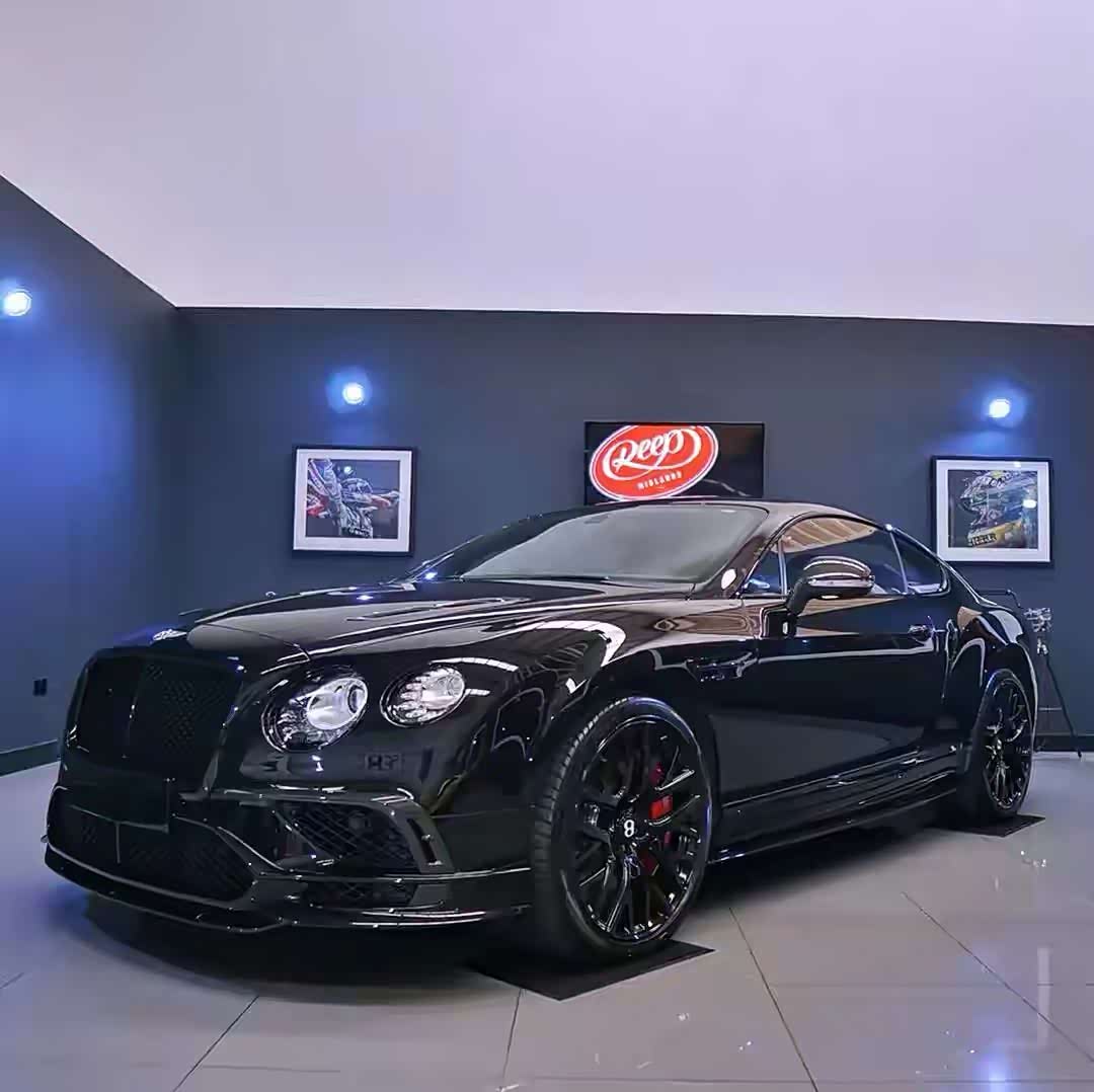 完全被黑化的宾利欧陆gt点亮尾灯的那一刻真的很酷