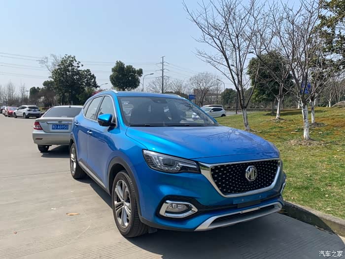 这朋友用旧车置换的一辆蓝色年轻有范的名爵hs,这个颜色非常的显眼有