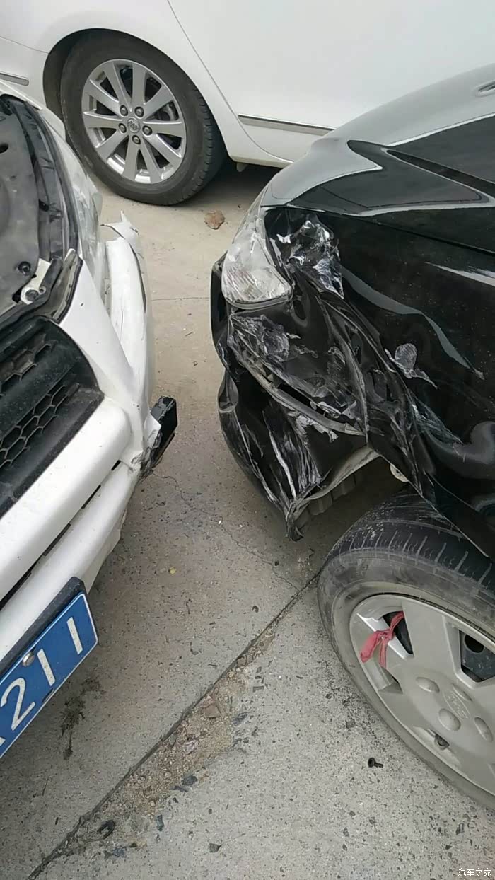 六年老款rav4首撞