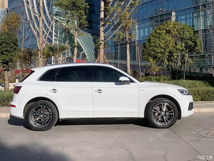 2019年落户奥迪q5l45白色