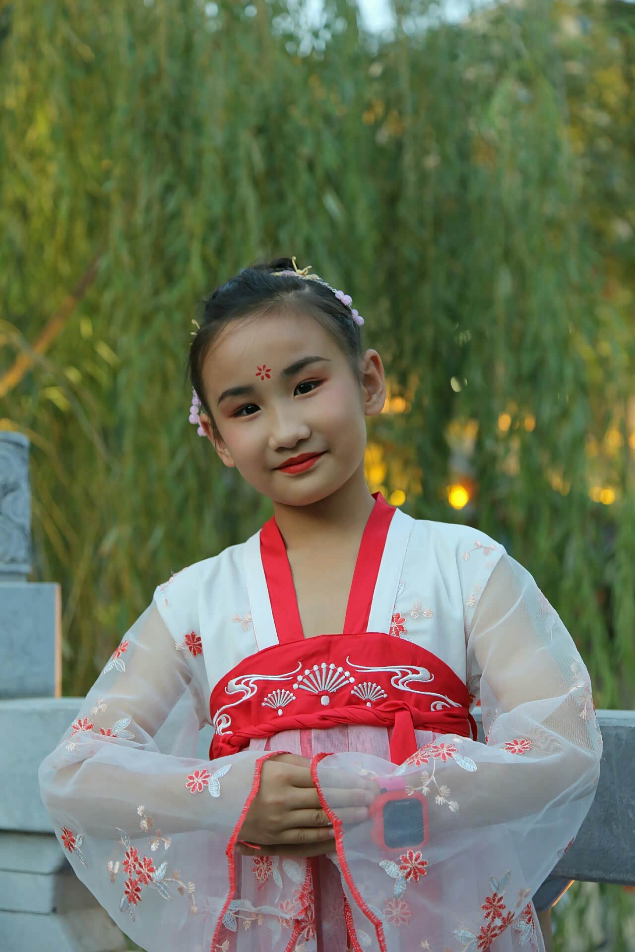 小姑娘穿上古代服装.漂亮而又优雅.