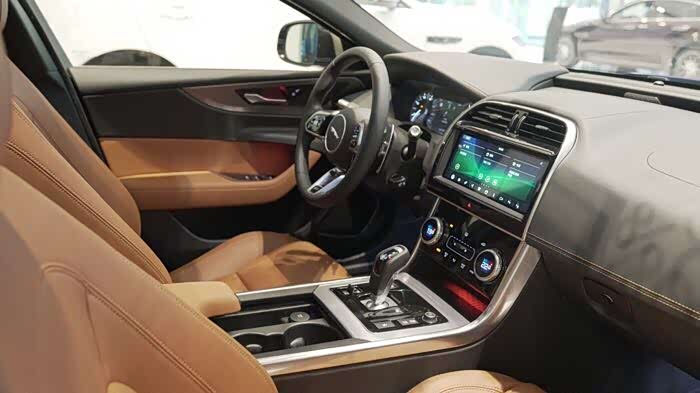 外观小改内饰大幅革新,中期改款捷豹xf还真的不错,有诚意.