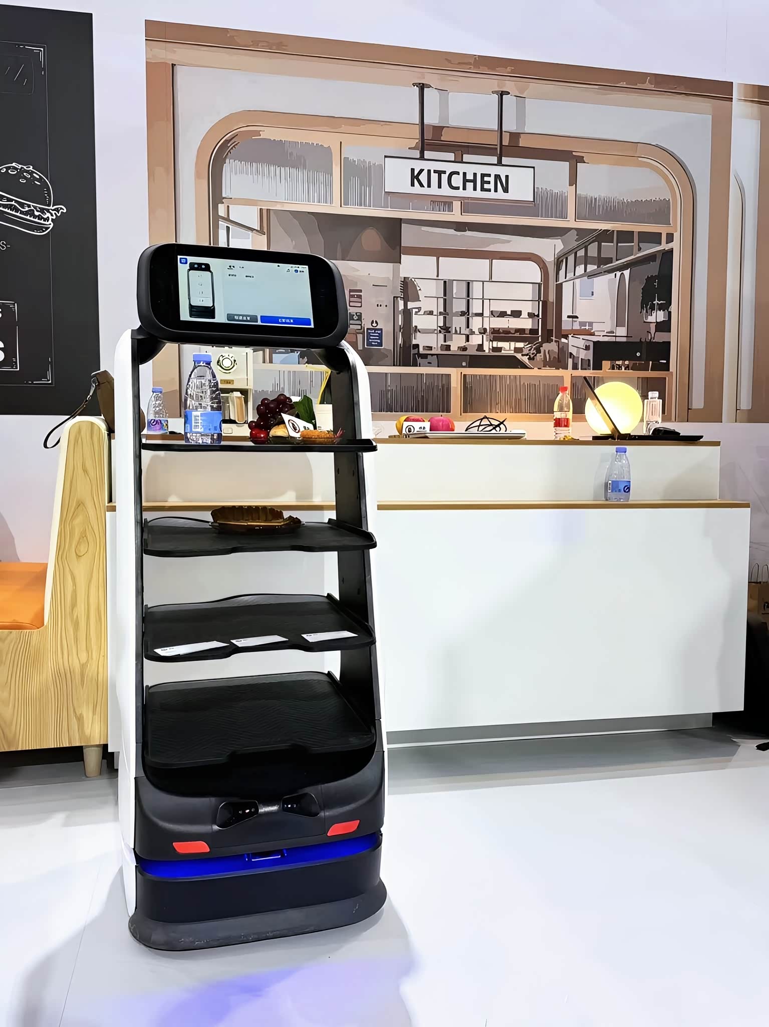 送餐机器人夺走工作恰恰给了服务员升值空间