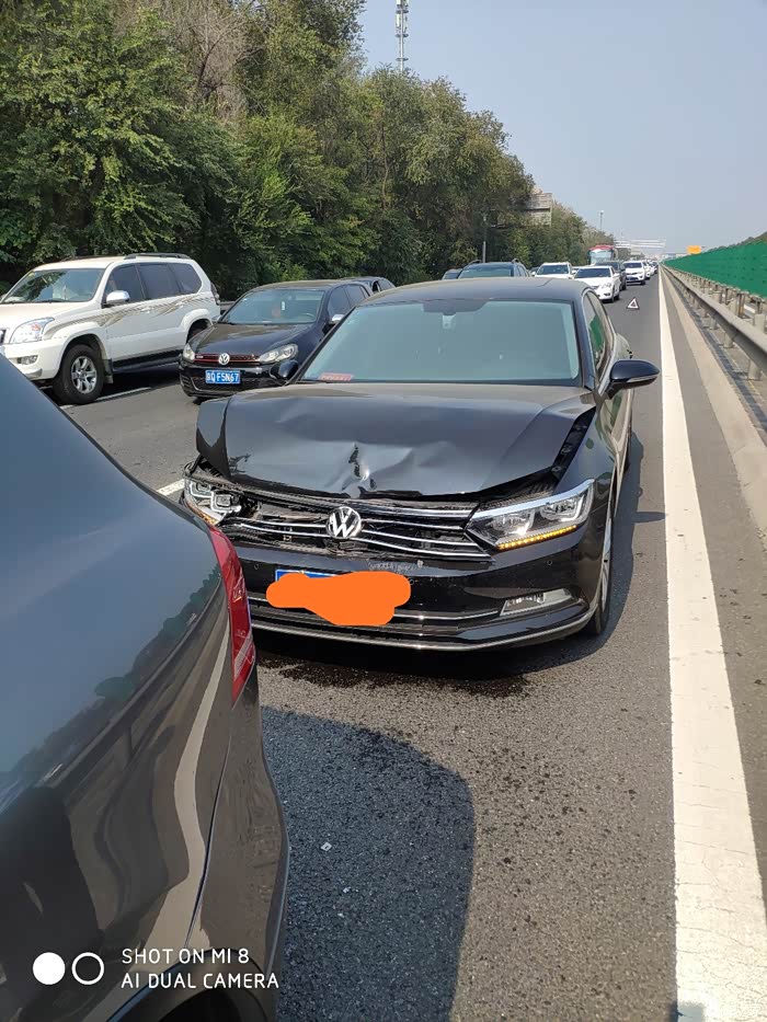 【图】追尾了,求高手赐教_迈腾论坛_汽车之家论坛