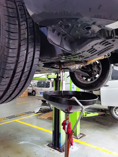 拧下底壳放油螺丝,开始放油,还是比较黑的.