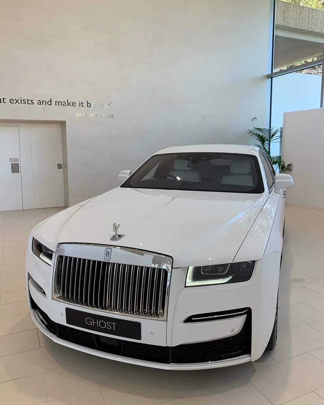 古思特实车白色的外观造型带来非常奢华大气的风格