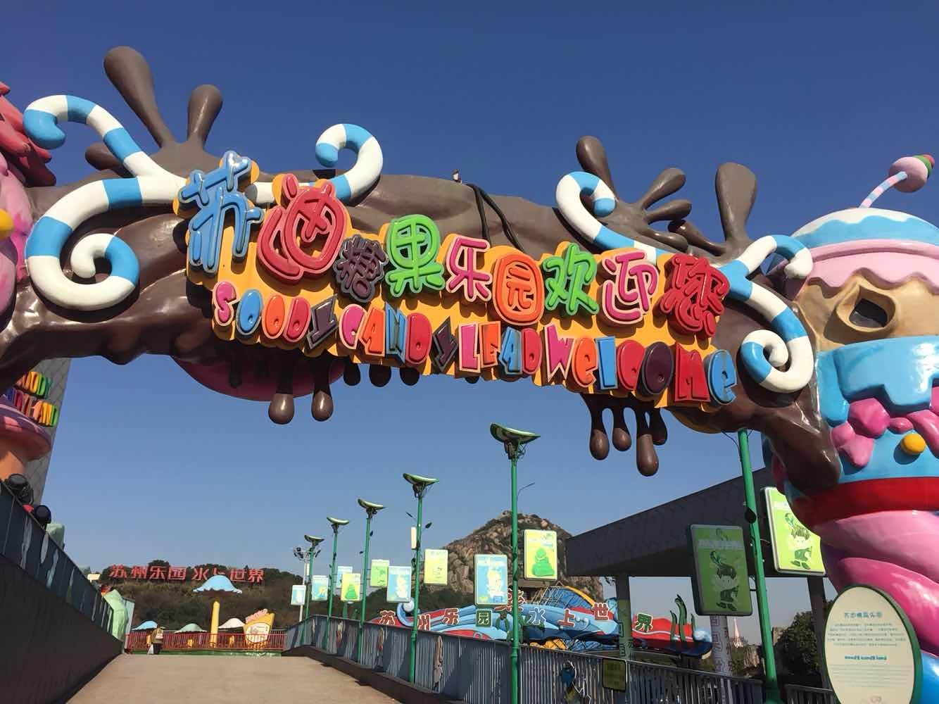 接天莲叶无穷碧,映日荷花别样红