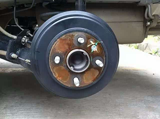 为什么鼓式刹车都用在大货车上轿车用的是盘式刹车