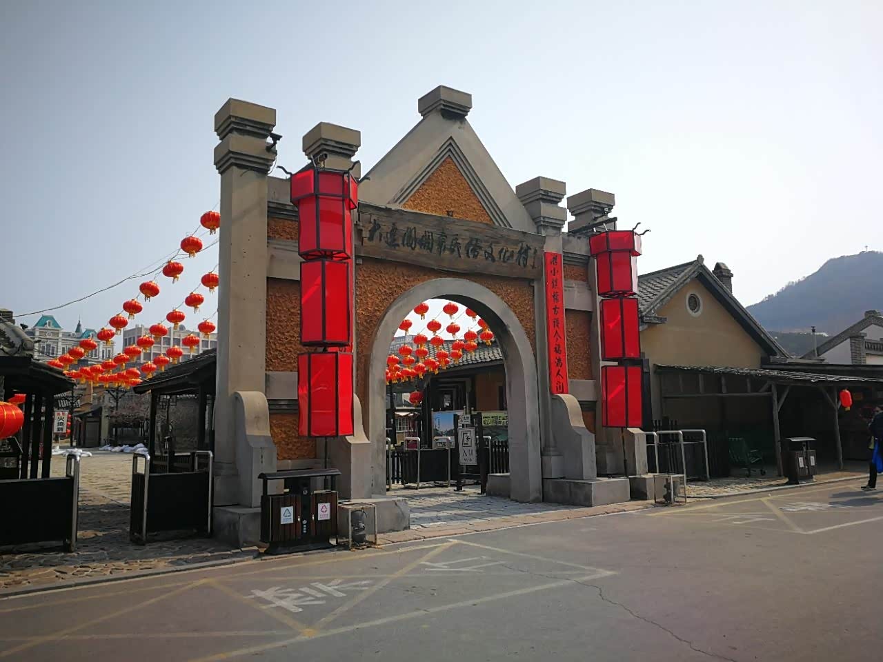 不知不觉我们就来到了闯关东影视城