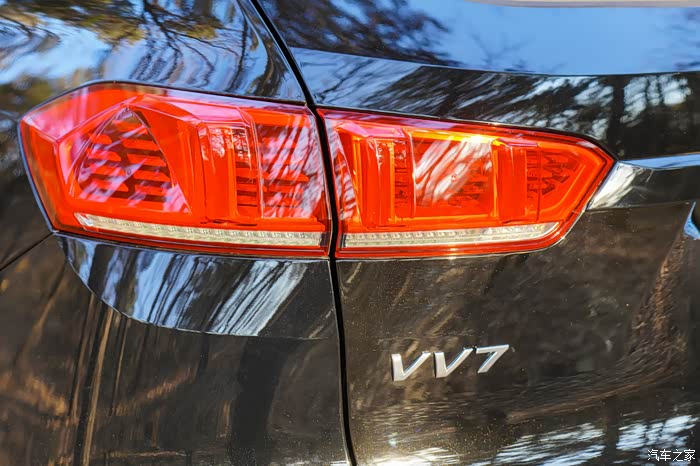 vv7科技版的尾灯设计是我比较喜欢的,里面也是采用竖型灯组,点亮之后