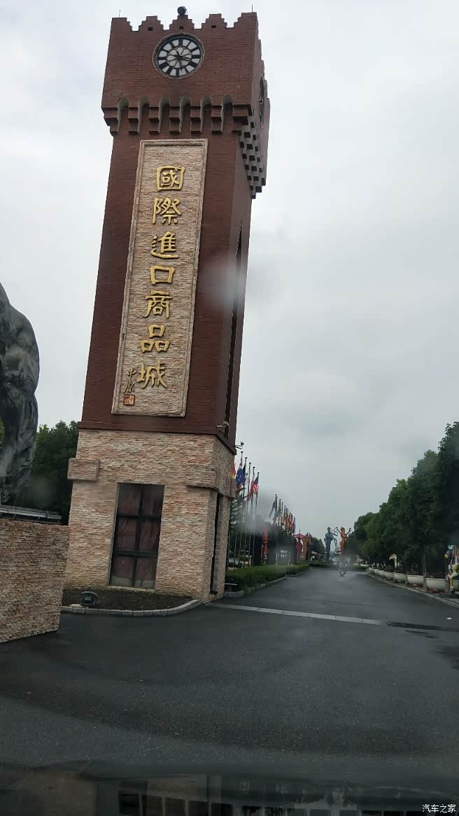 很快来到了商城的大门口.里面太热闹了,人太多了.