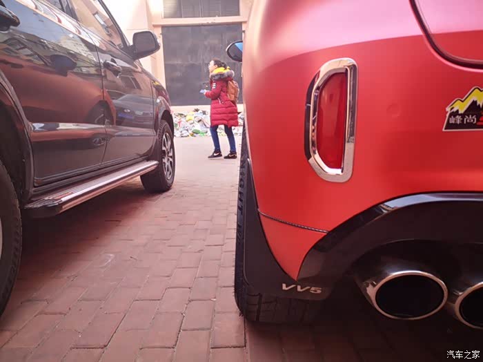 后面的反光条也比我这个多,就那么一丢丢