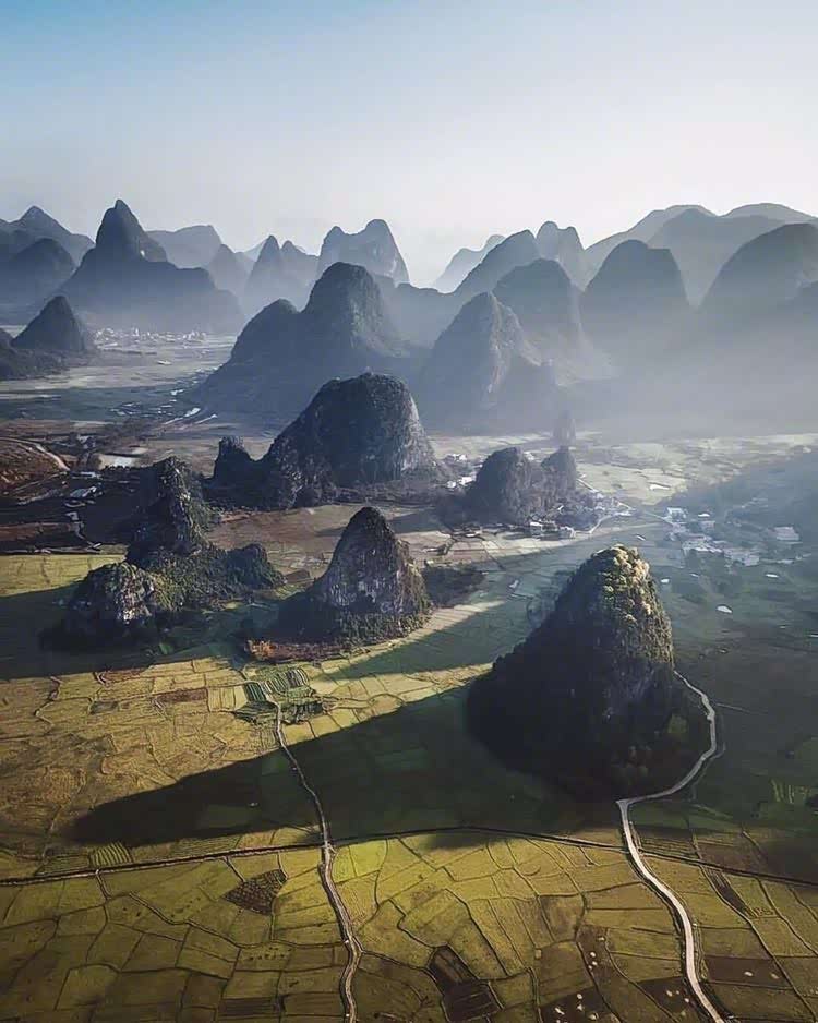 山川异域,风月同天,唯愿中华大地山河无恙.