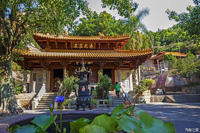 万石莲寺位于福建省厦门市东郊狮山半腰中.晨雾茫茫,景色迷人