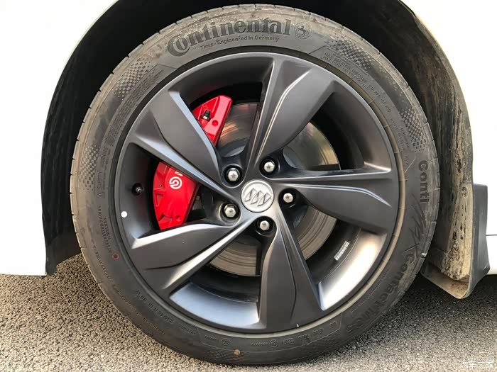 君威gs尊贵黑色轮毂大红卡钳马牌换米其林增加舒适度