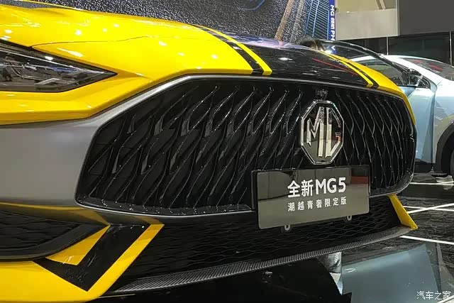 黄色的车漆主色配合黑色的赛车纹理设计整车的颜值有很大的提升