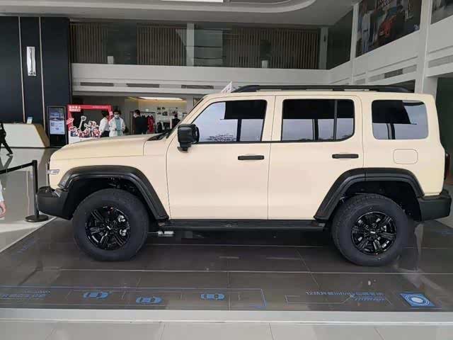 全新长城wey坦克300进店米白色车身很时尚