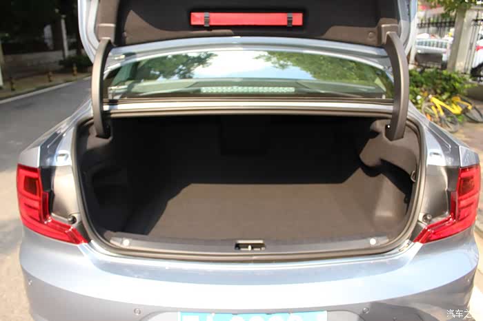 这个那个很深的后备箱,容积还是非常大的.