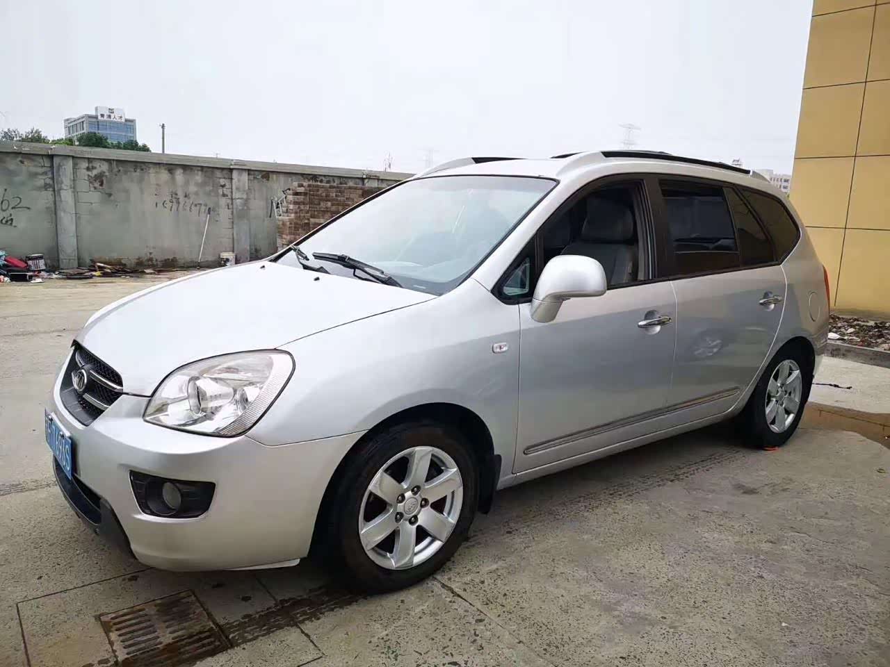 老款起亚佳乐非常的大气实用