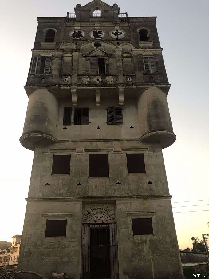 中坚楼位于东和村,就在马路边上就可以看见它的身影,极具特色,外形