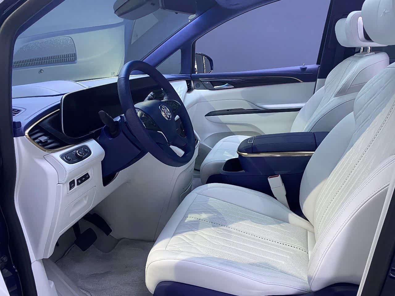 别克艾维亚4座版.内饰非常的奢华,非常的漂亮,值得拥有.