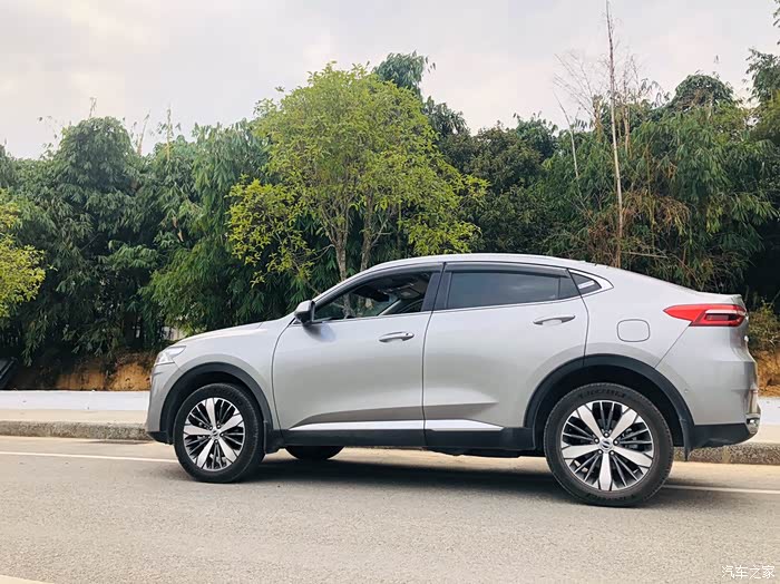 哈弗f7x众多颜色中我觉得灰色最亮眼