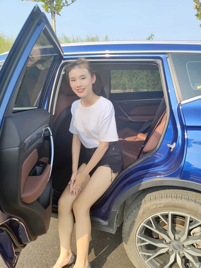 漂亮美女与吉利博越pro10000公里用车分享