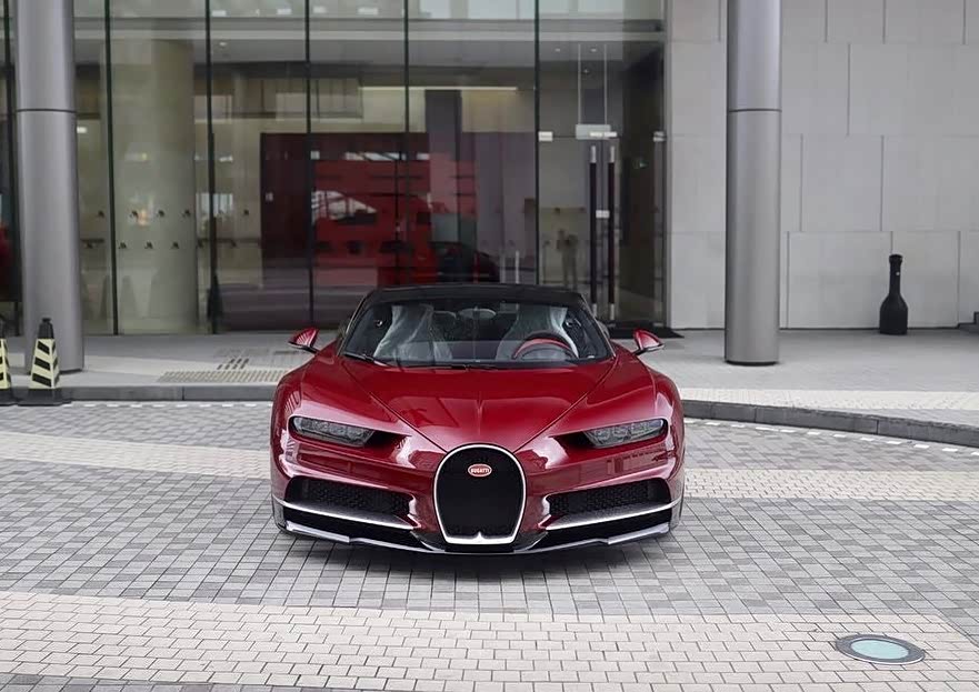 碳红色布加迪chiron十分拉风
