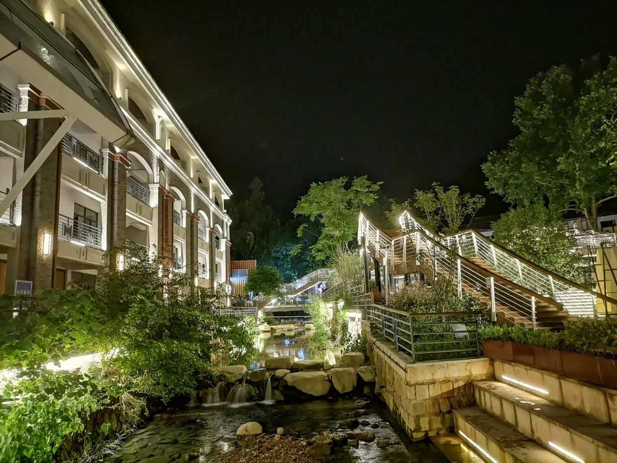 莫干山镇最繁华热闹的地方,也是夜景最美的地方.